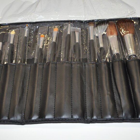 PROFESSIONAL MAKEUP BRUSHES - Picture 1 of 9